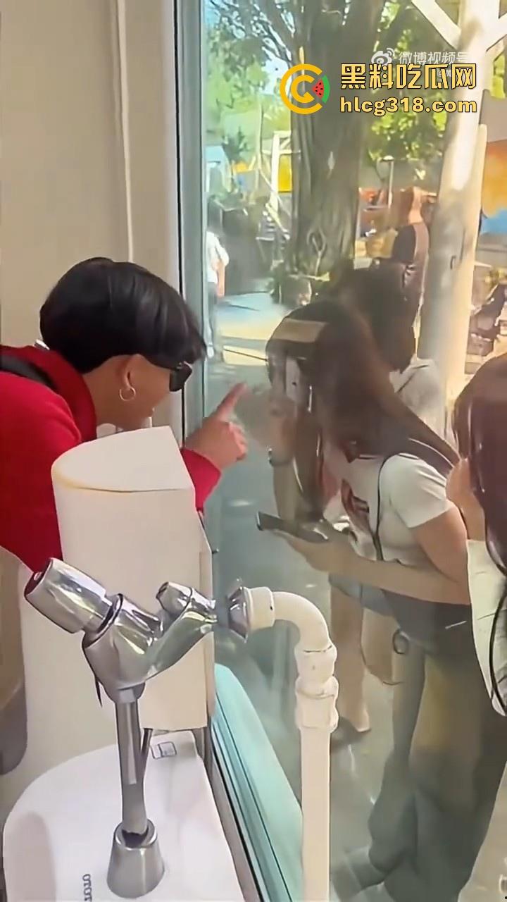 这样的厕所你敢去吗！泰国双向镜玻璃男厕，外面看是普通镜子，里面却是透明玻璃，刺激感爆棚！  第5张