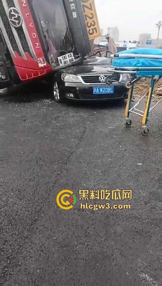 成都郫县渣土车侧翻压塌小轿车，事故致三死一伤，原因疑为小车强行变道！  第1张