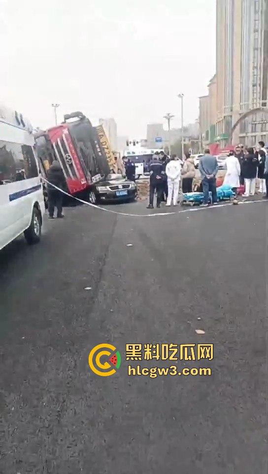 成都郫县渣土车侧翻压塌小轿车，事故致三死一伤，原因疑为小车强行变道！  第2张