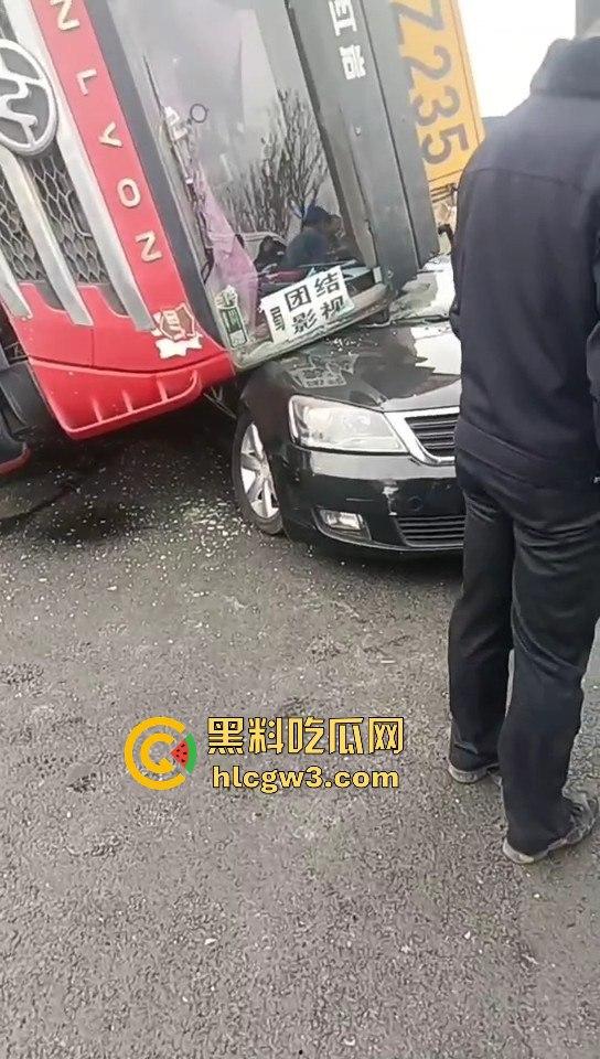 成都郫县渣土车侧翻压塌小轿车，事故致三死一伤，原因疑为小车强行变道！  第3张
