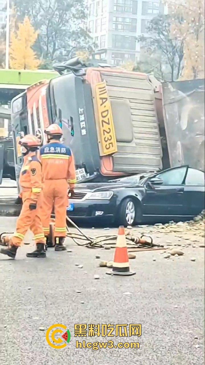 成都郫县渣土车侧翻压塌小轿车，事故致三死一伤，原因疑为小车强行变道！  第4张