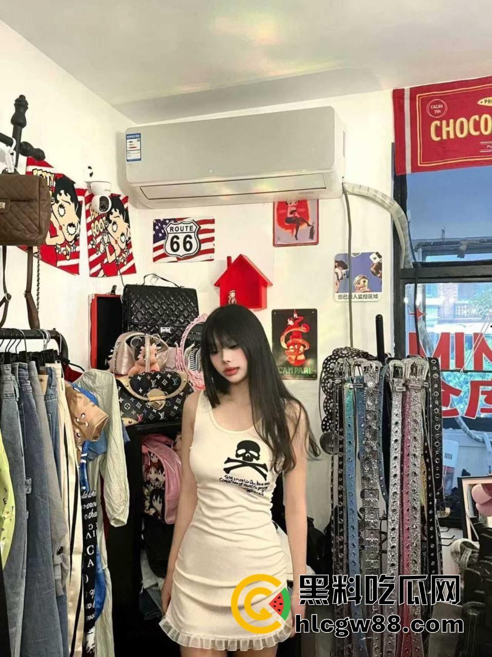 江西小太妹【周芳霞】白天装冷脸厌世女，晚上金主面前掰腿抠骚逼跪地当母狗，金主一句话就变骚货！  第2张