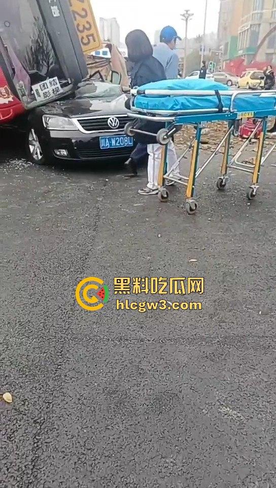 成都郫县渣土车侧翻压塌小轿车，事故致三死一伤，原因疑为小车强行变道！  第7张