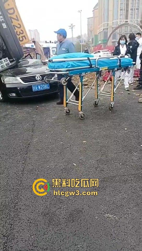 成都郫县渣土车侧翻压塌小轿车，事故致三死一伤，原因疑为小车强行变道！  第8张