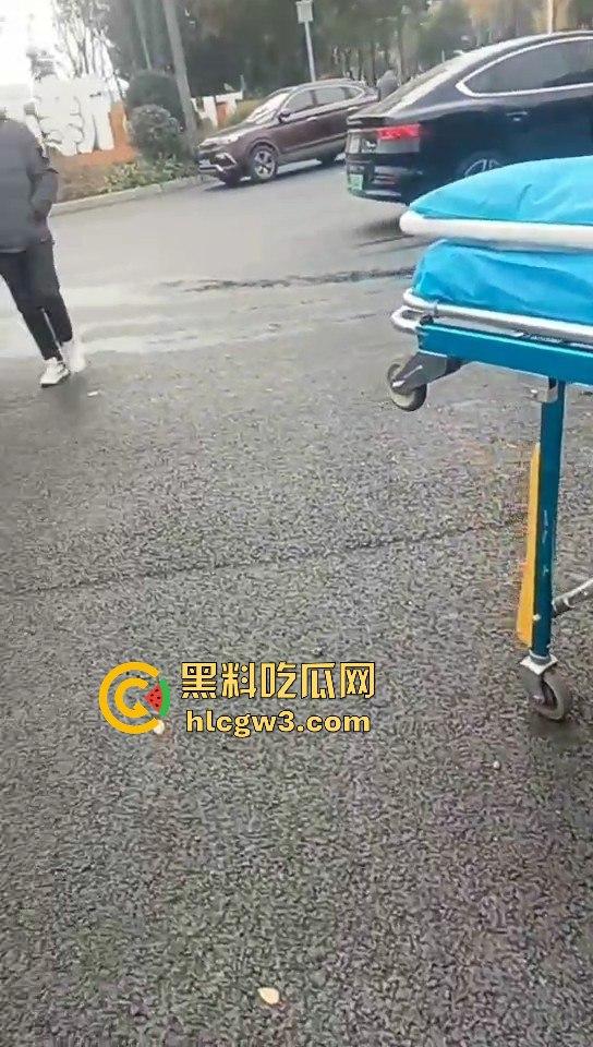 成都郫县渣土车侧翻压塌小轿车，事故致三死一伤，原因疑为小车强行变道！  第9张