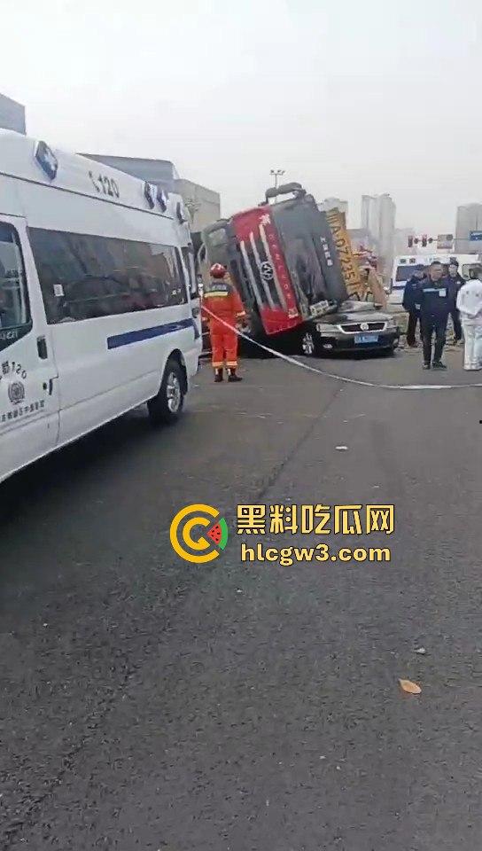 成都郫县渣土车侧翻压塌小轿车，事故致三死一伤，原因疑为小车强行变道！  第10张