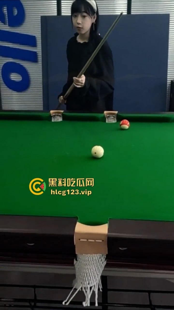 万物皆是媛!又来个台球媛 美女真空打台球打乒乓球挥洒香汗奶头凸凸 第3张 万物皆是媛!又来个台球媛 美女真空打台球打乒乓球挥洒香汗奶头凸凸 第3张