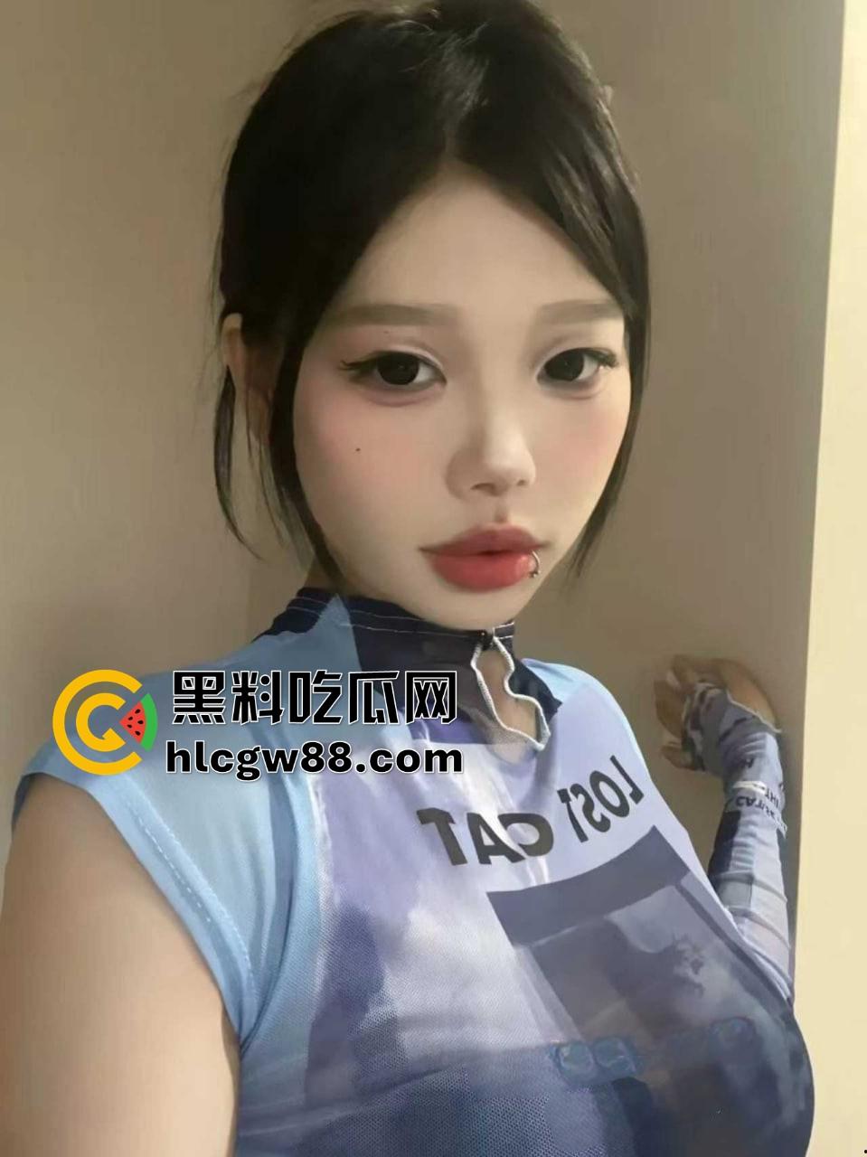 江西小太妹【周芳霞】白天装冷脸厌世女，晚上金主面前掰腿抠骚逼跪地当母狗，金主一句话就变骚货！  第6张