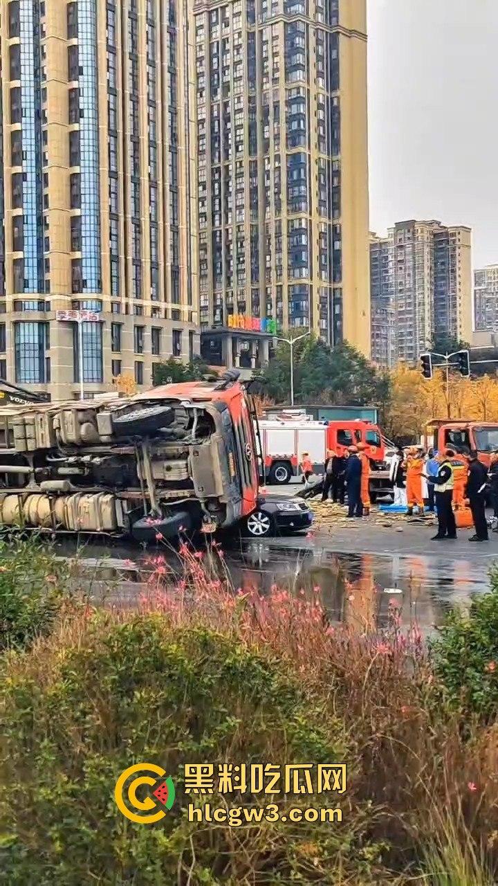 成都郫县渣土车侧翻压塌小轿车，事故致三死一伤，原因疑为小车强行变道！  第11张