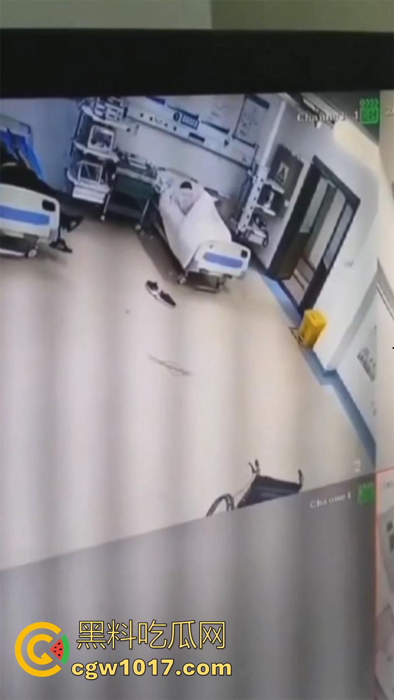 医院监控真实灵异事件，实拍一病床前出现鬼影，随后病人生命体征迅速消失，医生翻看录像发现惊恐一幕！  第2张