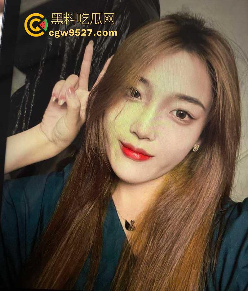 安徽工商学院00后嫩妹【李小晴】性爱私拍曝光，身材娇小却臀部饱满，无套情趣装火辣诱人，蜜汁肥穴淫水狂流！  第2张