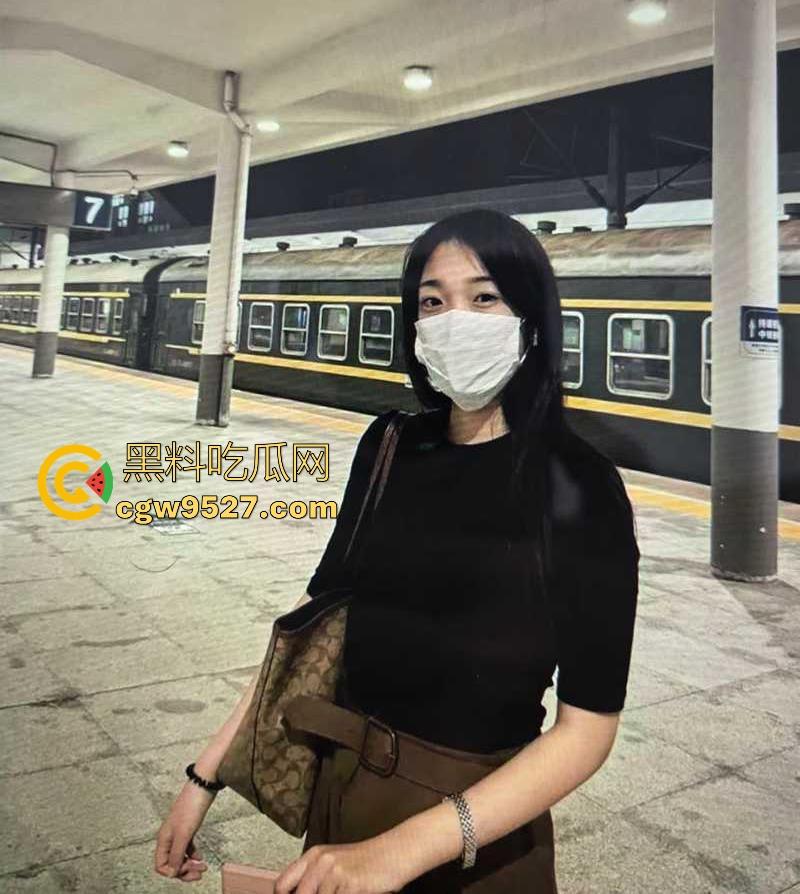 安徽工商学院00后嫩妹【李小晴】性爱私拍曝光，身材娇小却臀部饱满，无套情趣装火辣诱人，蜜汁肥穴淫水狂流！  第5张