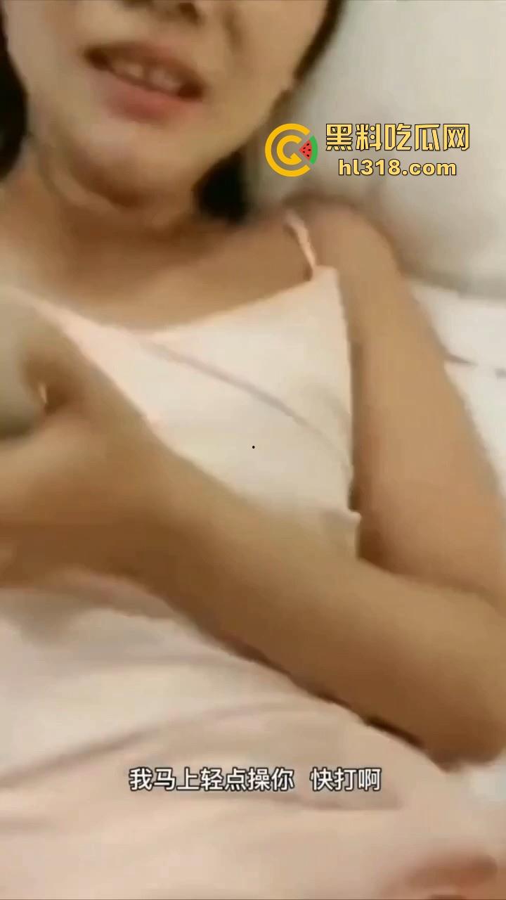 情侣做爱为寻刺激给女闺蜜打电话，无法控制的呻吟声，边跟其聊天边插，还问要不要来3P，极其淫荡！  第1张