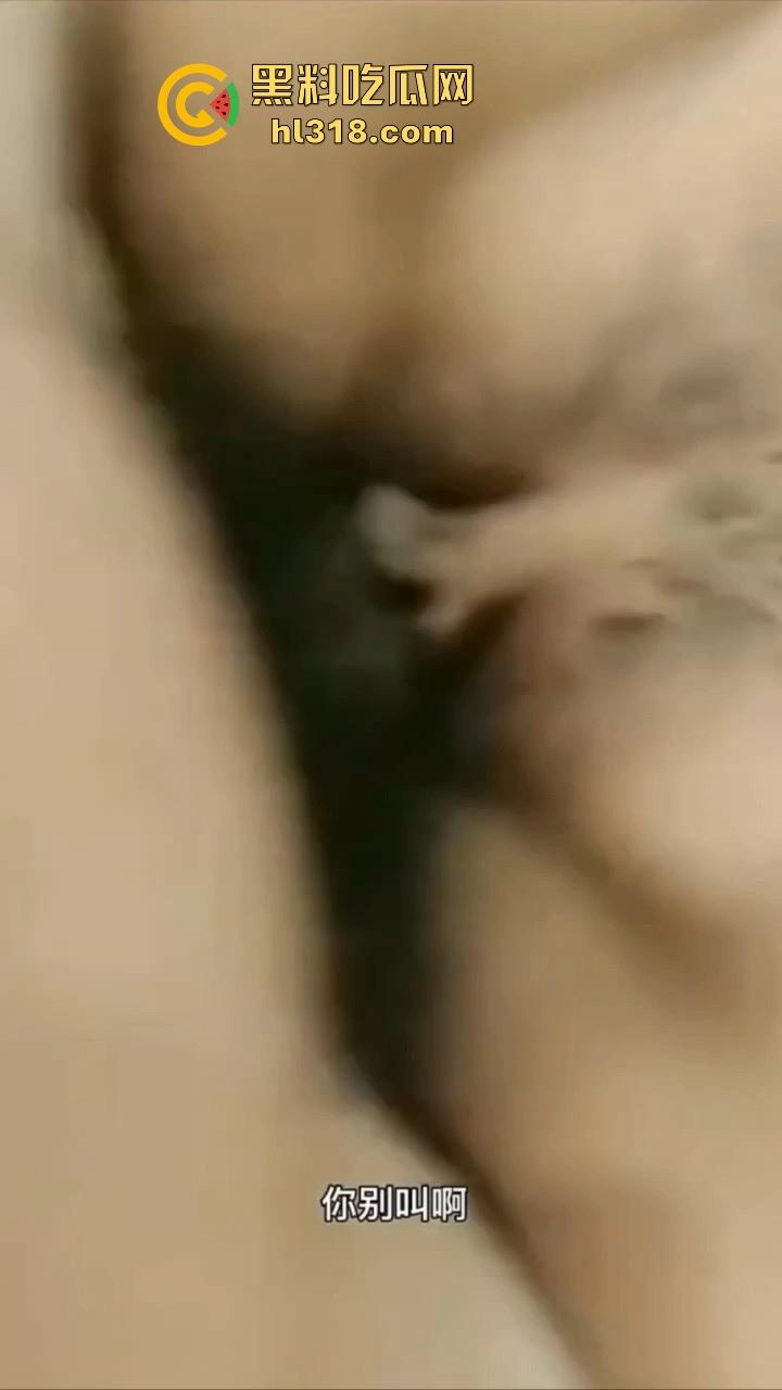 情侣做爱为寻刺激给女闺蜜打电话，无法控制的呻吟声，边跟其聊天边插，还问要不要来3P，极其淫荡！  第2张