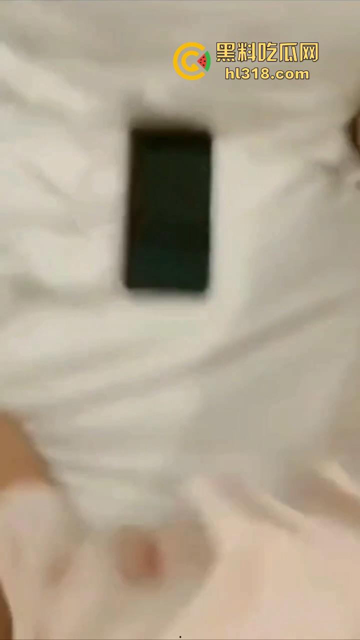 情侣做爱为寻刺激给女闺蜜打电话，无法控制的呻吟声，边跟其聊天边插，还问要不要来3P，极其淫荡！  第5张