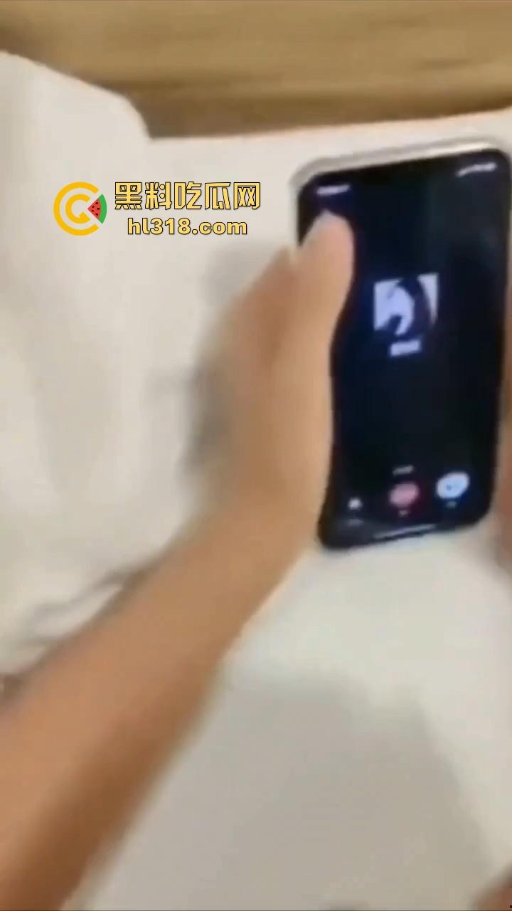 情侣做爱为寻刺激给女闺蜜打电话，无法控制的呻吟声，边跟其聊天边插，还问要不要来3P，极其淫荡！  第10张