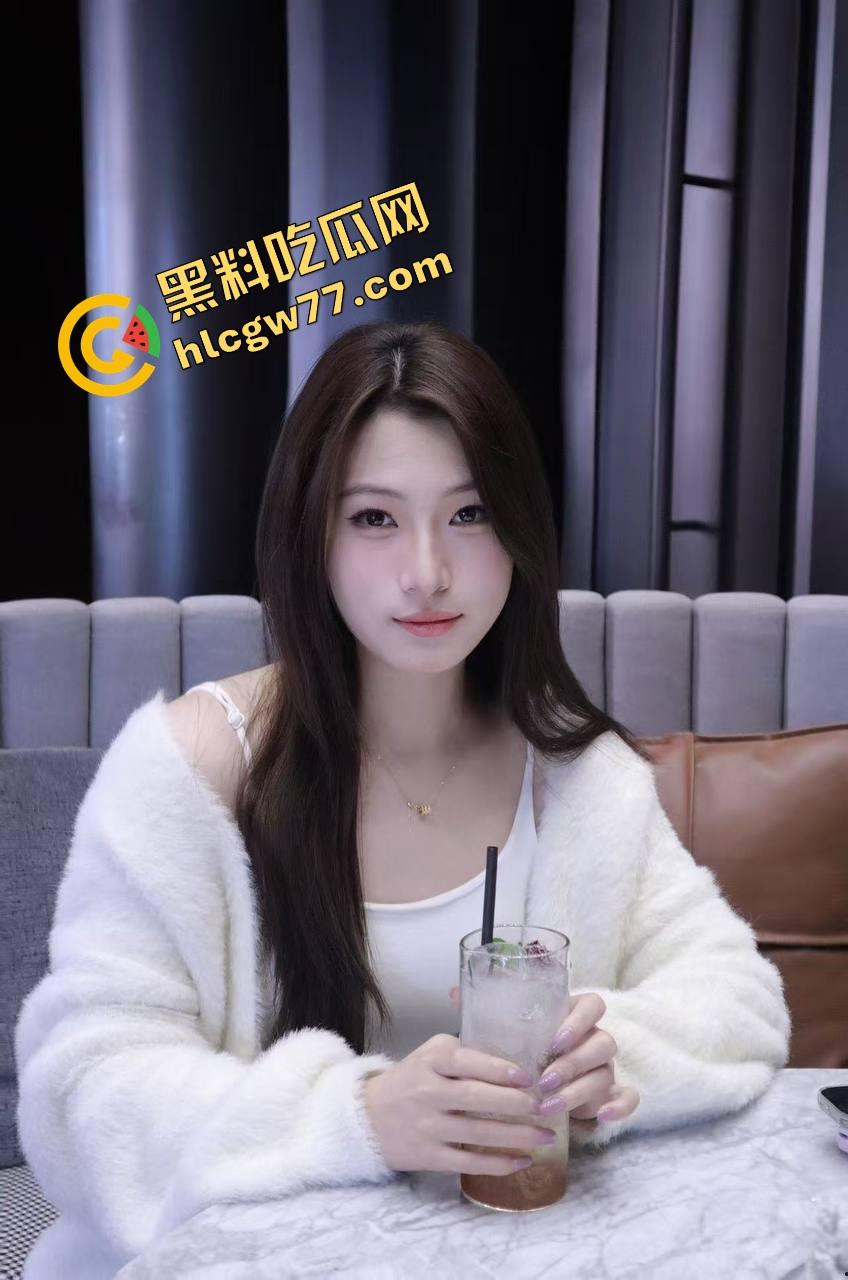 黑丝淫妻给色狼丈夫做足交榨精 黑丝美女桃红色脚丫子散发出一种令人想添的冲动！  第3张