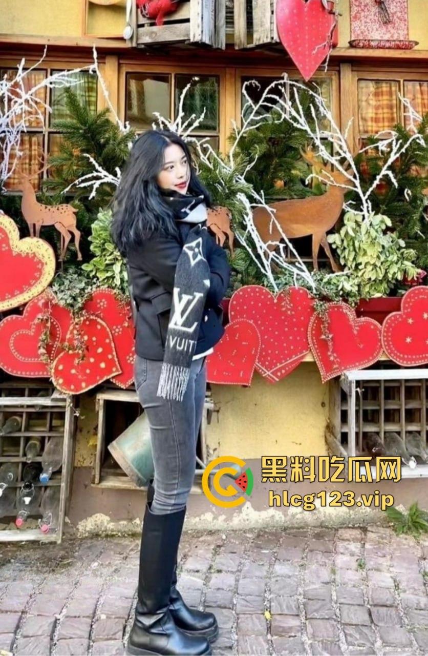 搭讪大神搞定复旦女博士！外表端庄，见到大鸡巴直接含嘴里，酒店里浪叫不停！  第2张