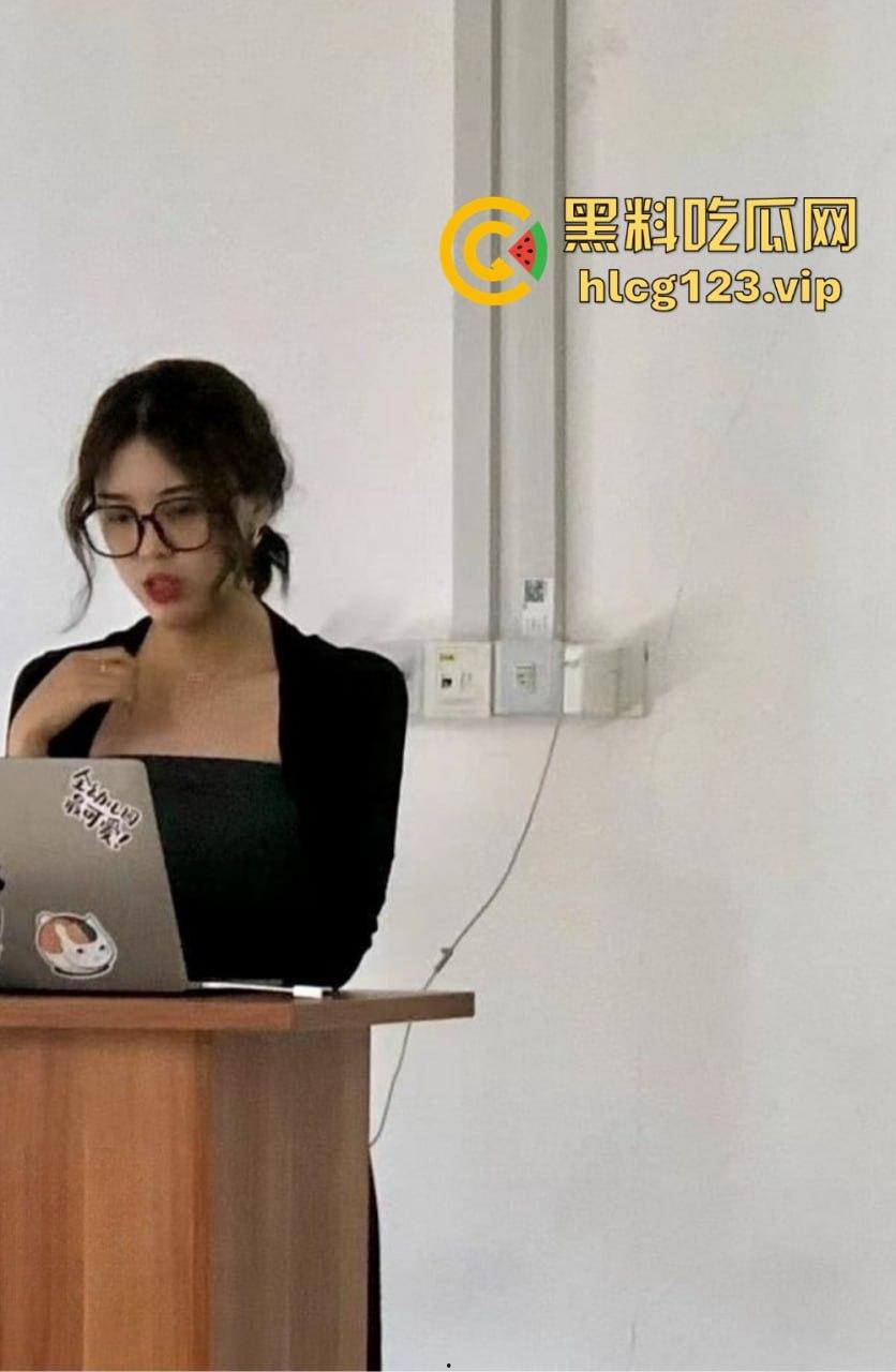 搭讪大神搞定复旦女博士！外表端庄，见到大鸡巴直接含嘴里，酒店里浪叫不停！  第6张