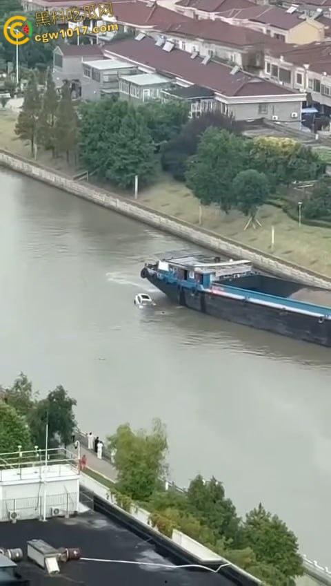 丹阳女司机油门当刹车，车子冲破栏杆栽进九曲河，幸好车窗围观女司机命大脱险，惊魂未定一出湿身戏！  第5张