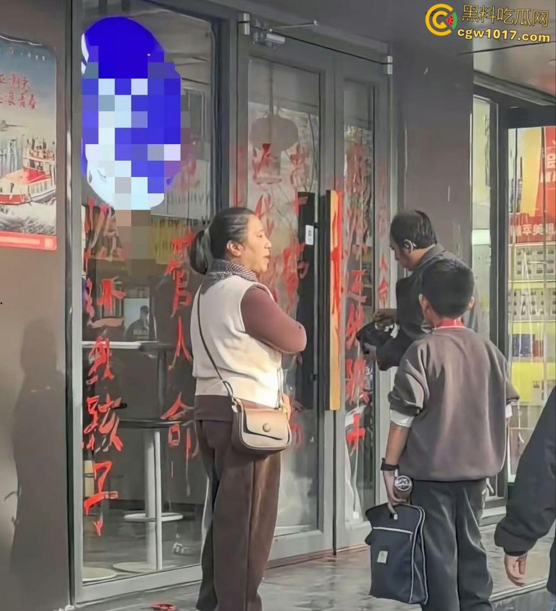 震惊！延安瑞幸老板团建灌酒女员工，次日高血压猝死医院，父母街头刷油漆痛哭：谁来还我女儿命？  第1张