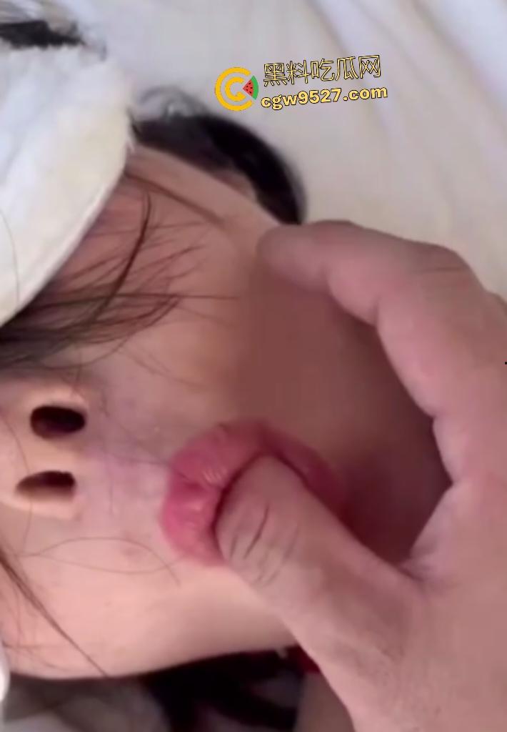 男子玩SM捆绑女友,扇巴掌卡脖子快窒息了,又从肛门里拔50cm软香肠,虽无屎迹,却散发淡淡臭味! 第2张 男子玩SM捆绑女友,扇巴掌卡脖子快窒息了,又从肛门里拔50cm软香肠,虽无屎迹,却散发淡淡臭味! 第2张