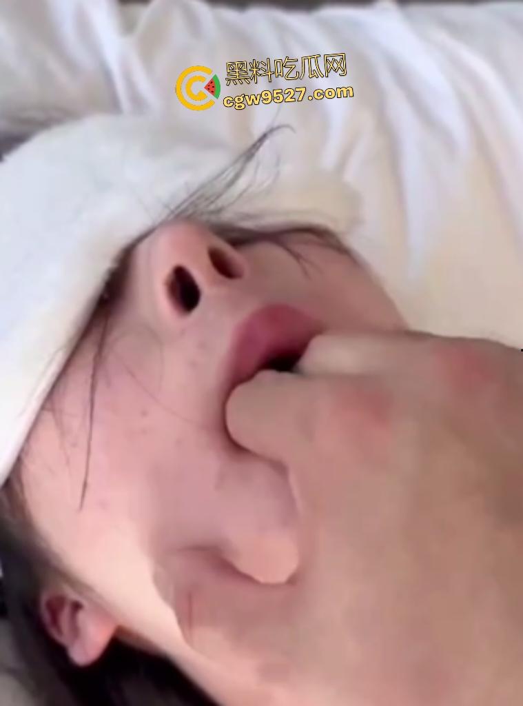 男子玩SM捆绑女友,扇巴掌卡脖子快窒息了,又从肛门里拔50cm软香肠,虽无屎迹,却散发淡淡臭味! 第3张 男子玩SM捆绑女友,扇巴掌卡脖子快窒息了,又从肛门里拔50cm软香肠,虽无屎迹,却散发淡淡臭味! 第3张