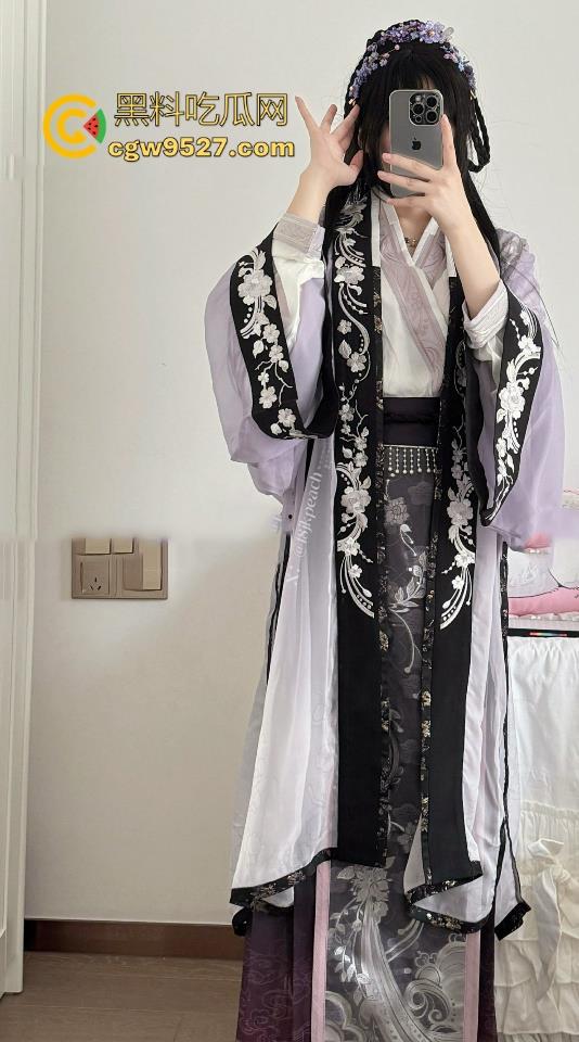 极品福利姬【仙仙桃】萝莉装新作流出，巨乳挺翘晃荡如蜜桃，白虎小穴道具自慰淫水狂喷，撸管福音！  第4张