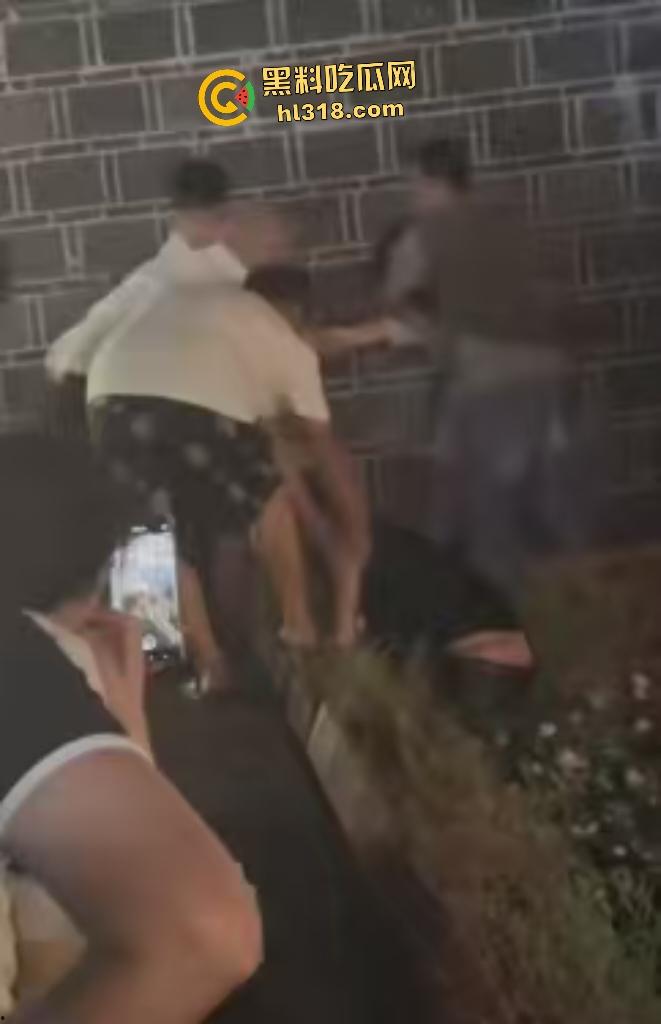 四川宜宾老公不给妻子买秋天第一杯奶茶跳河，白衣小哥拼命抢救还被打，上岸后老公直接一巴掌然后拖走！  第1张