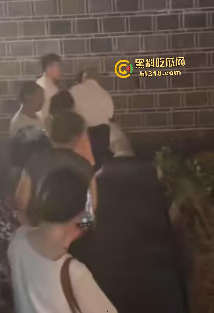 四川宜宾老公不给妻子买秋天第一杯奶茶跳河，白衣小哥拼命抢救还被打，上岸后老公直接一巴掌然后拖走！  第3张