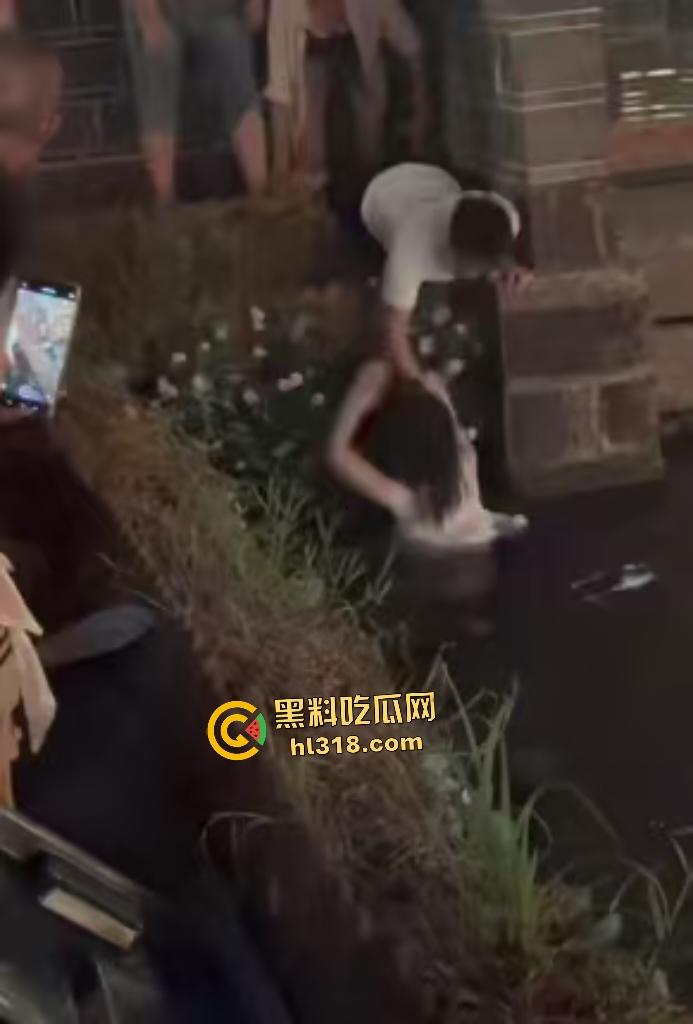 四川宜宾老公不给妻子买秋天第一杯奶茶跳河，白衣小哥拼命抢救还被打，上岸后老公直接一巴掌然后拖走！  第4张