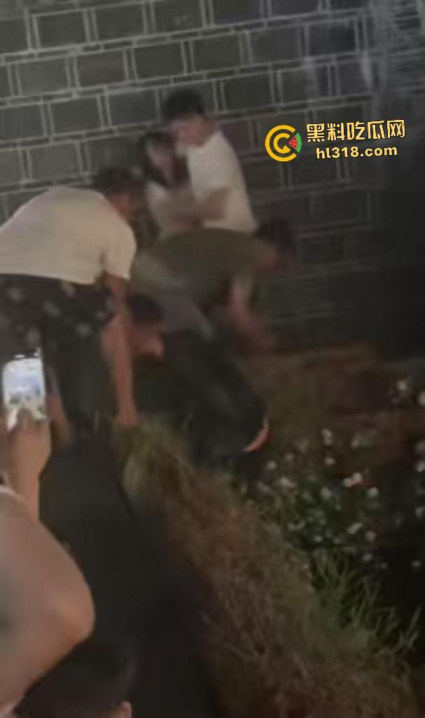 四川宜宾老公不给妻子买秋天第一杯奶茶跳河，白衣小哥拼命抢救还被打，上岸后老公直接一巴掌然后拖走！  第8张