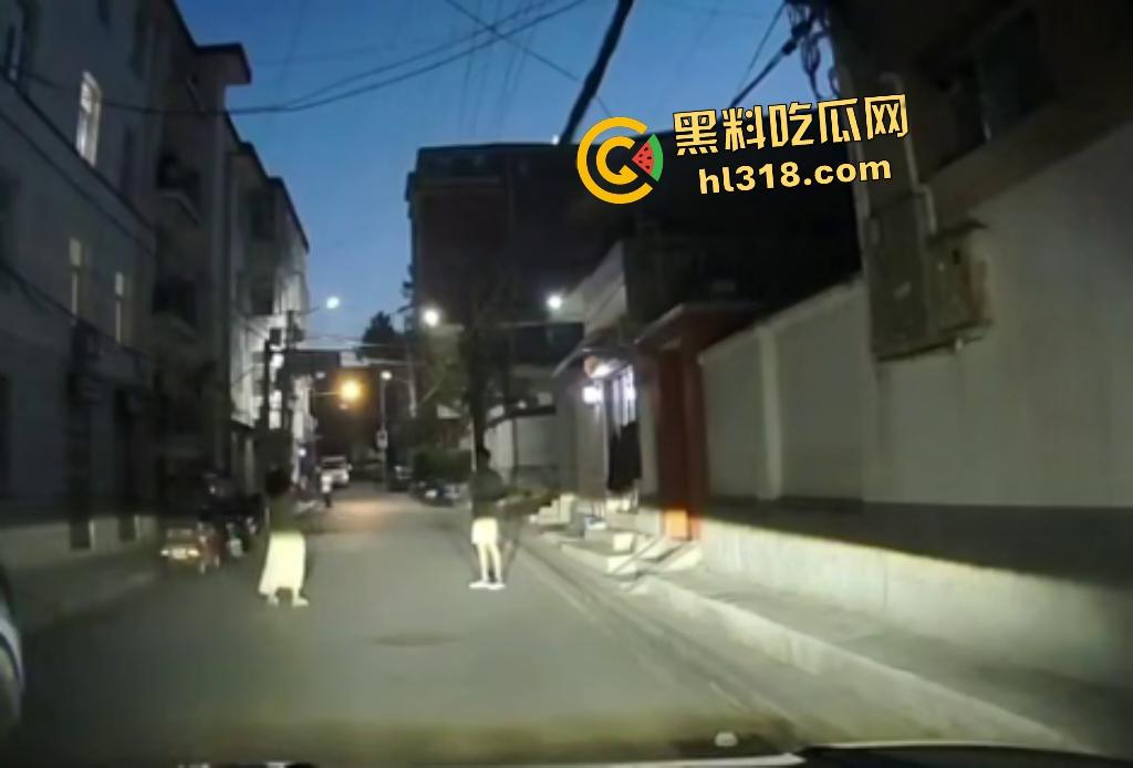 7月28日夜晚重庆一男子挥菜刀怒压妻子在马路,路人喇叭惹祸被菜刀指着,妻子还来劝架又被压在地上! 第4张 7月28日夜晚重庆一男子挥菜刀怒压妻子在马路,路人喇叭惹祸被菜刀指着,妻子还来劝架又被压在地上! 第4张