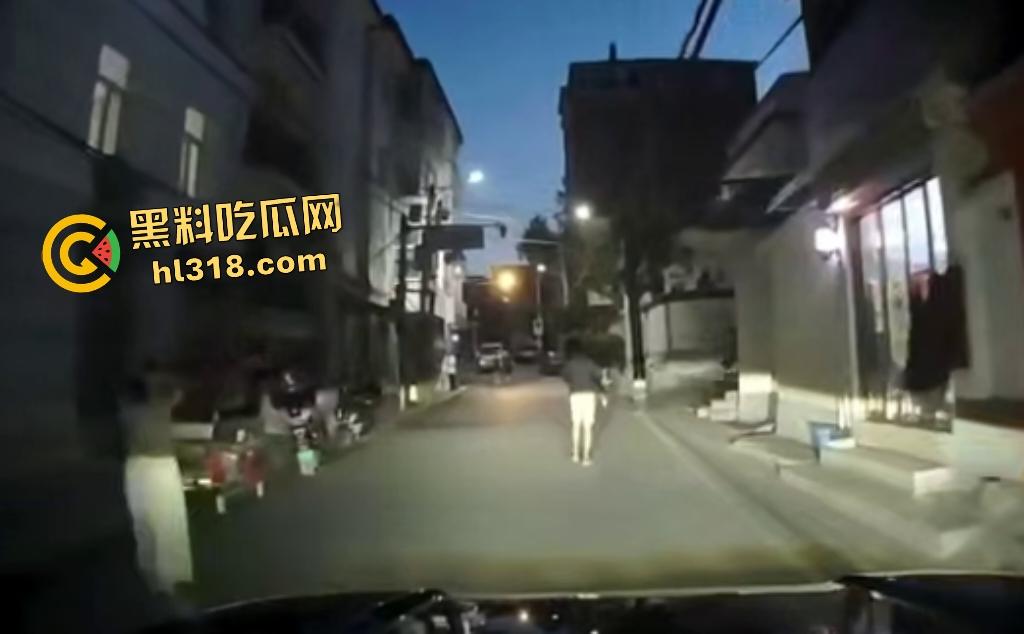 7月28日夜晚重庆一男子挥菜刀怒压妻子在马路,路人喇叭惹祸被菜刀指着,妻子还来劝架又被压在地上! 第5张 7月28日夜晚重庆一男子挥菜刀怒压妻子在马路,路人喇叭惹祸被菜刀指着,妻子还来劝架又被压在地上! 第5张