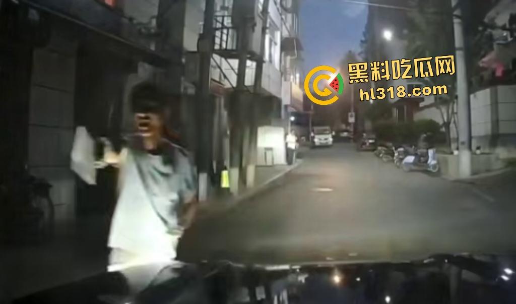 7月28日夜晚重庆一男子挥菜刀怒压妻子在马路,路人喇叭惹祸被菜刀指着,妻子还来劝架又被压在地上! 第7张 7月28日夜晚重庆一男子挥菜刀怒压妻子在马路,路人喇叭惹祸被菜刀指着,妻子还来劝架又被压在地上! 第7张