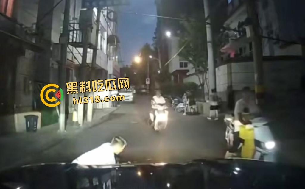 7月28日夜晚重庆一男子挥菜刀怒压妻子在马路,路人喇叭惹祸被菜刀指着,妻子还来劝架又被压在地上! 第8张 7月28日夜晚重庆一男子挥菜刀怒压妻子在马路,路人喇叭惹祸被菜刀指着,妻子还来劝架又被压在地上! 第8张