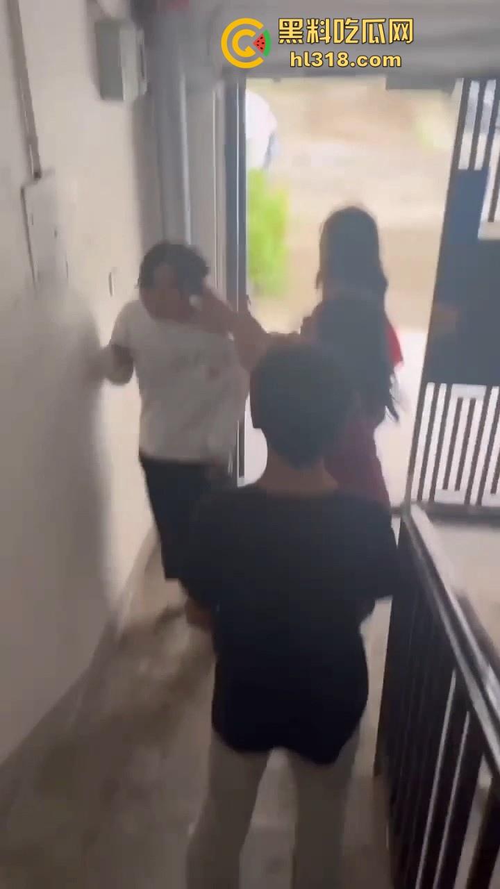 四川内江两女子殴打同学，年纪不大但手脚却下手不轻，逮着头猛锤，就喜欢看女生打架，下手真猛！  第1张