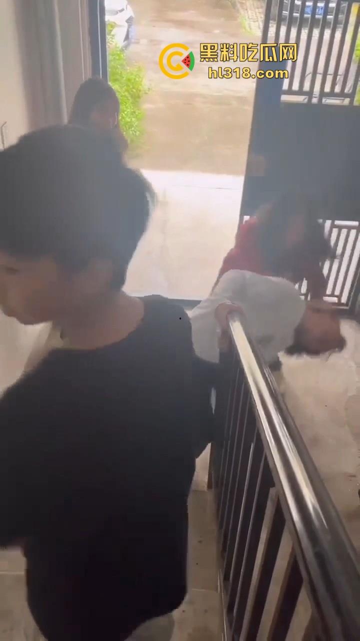 四川内江两女子殴打同学，年纪不大但手脚却下手不轻，逮着头猛锤，就喜欢看女生打架，下手真猛！  第2张