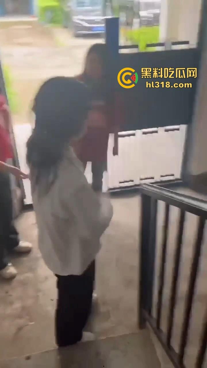 四川内江两女子殴打同学，年纪不大但手脚却下手不轻，逮着头猛锤，就喜欢看女生打架，下手真猛！  第3张