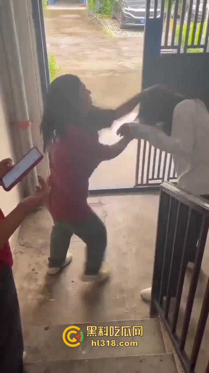 四川内江两女子殴打同学，年纪不大但手脚却下手不轻，逮着头猛锤，就喜欢看女生打架，下手真猛！  第6张