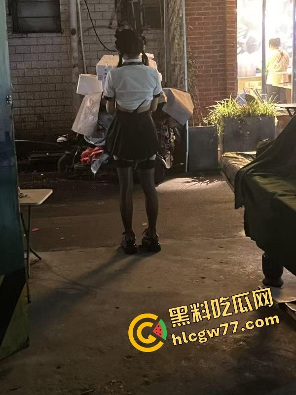南宁渔网短裙妹站街妹卖快餐，亲爹突袭现场追女，她跑他追 她插翅难飞渔网裆都跑裂了！  第1张