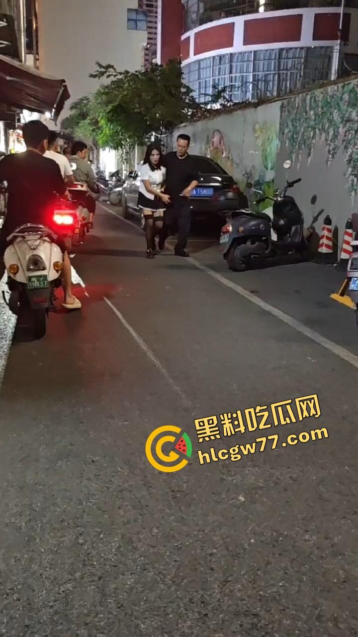 南宁渔网短裙妹站街妹卖快餐，亲爹突袭现场追女，她跑他追 她插翅难飞渔网裆都跑裂了！  第2张