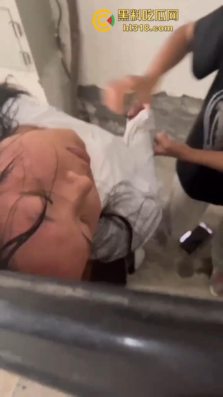 四川内江两女子殴打同学，年纪不大但手脚却下手不轻，逮着头猛锤，就喜欢看女生打架，下手真猛！  第9张