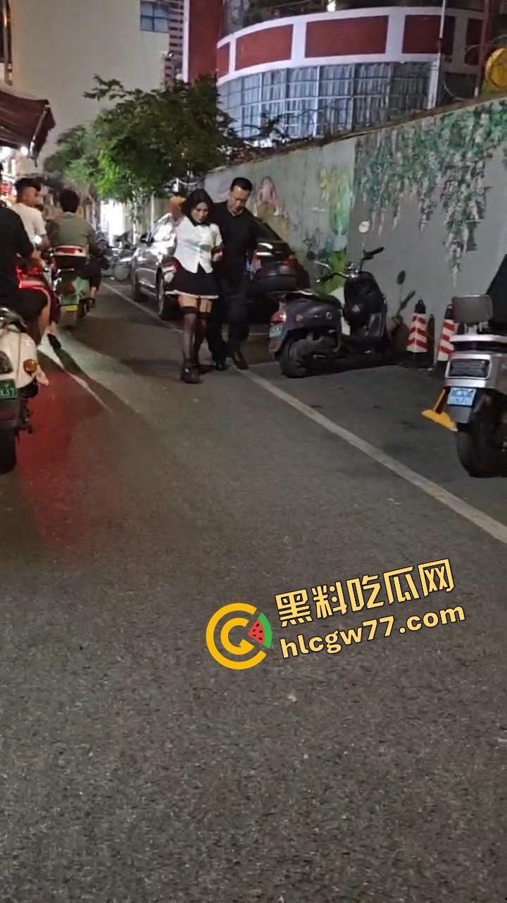 南宁渔网短裙妹站街妹卖快餐，亲爹突袭现场追女，她跑他追 她插翅难飞渔网裆都跑裂了！  第3张