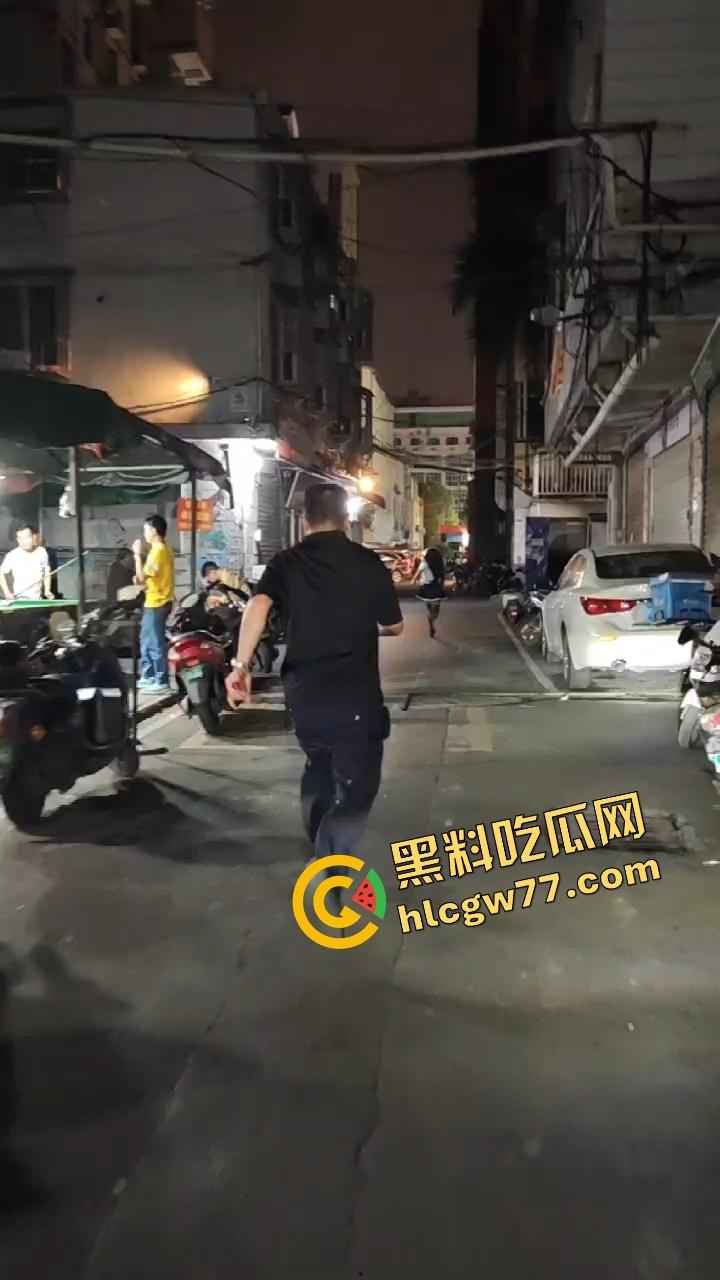 南宁渔网短裙妹站街妹卖快餐，亲爹突袭现场追女，她跑他追 她插翅难飞渔网裆都跑裂了！  第5张