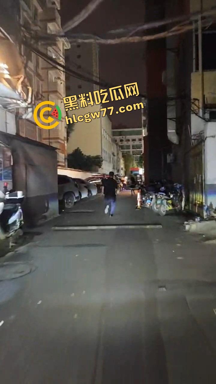 南宁渔网短裙妹站街妹卖快餐，亲爹突袭现场追女，她跑他追 她插翅难飞渔网裆都跑裂了！  第7张