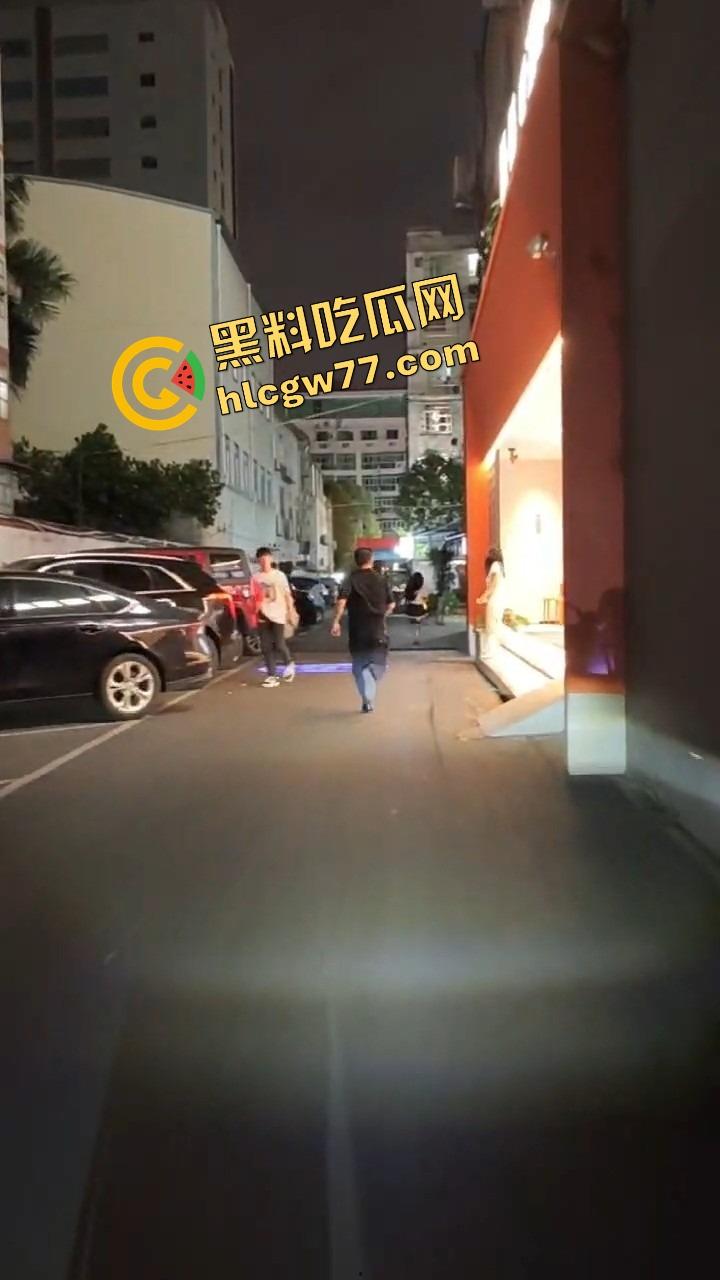 南宁渔网短裙妹站街妹卖快餐，亲爹突袭现场追女，她跑他追 她插翅难飞渔网裆都跑裂了！  第8张