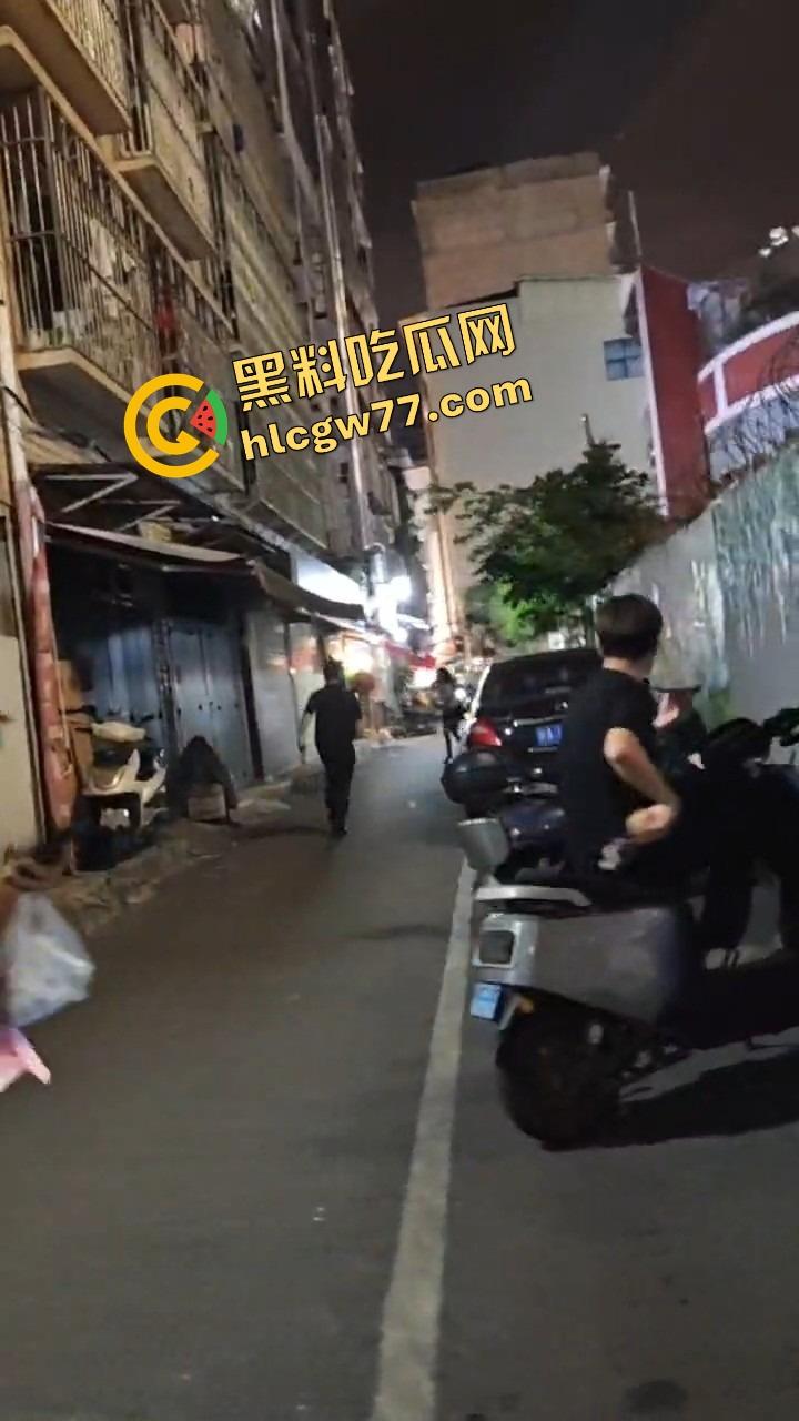 南宁渔网短裙妹站街妹卖快餐，亲爹突袭现场追女，她跑他追 她插翅难飞渔网裆都跑裂了！  第9张