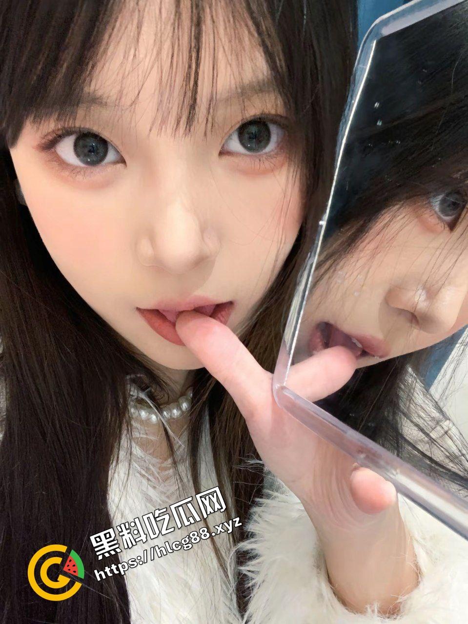 威海职业纯欲反差骚鸡【覃想】骚出天际无人能敌,渔网袜淫荡吐舌舔手,暴力直插双腿玉足! 第1张 威海职业纯欲反差骚鸡【覃想】骚出天际无人能敌,渔网袜淫荡吐舌舔手,暴力直插双腿玉足! 第1张