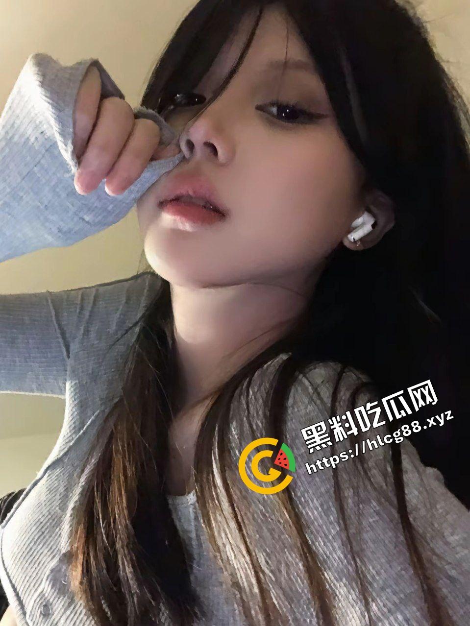 威海职业纯欲反差骚鸡【覃想】骚出天际无人能敌,渔网袜淫荡吐舌舔手,暴力直插双腿玉足! 第4张 威海职业纯欲反差骚鸡【覃想】骚出天际无人能敌,渔网袜淫荡吐舌舔手,暴力直插双腿玉足! 第4张